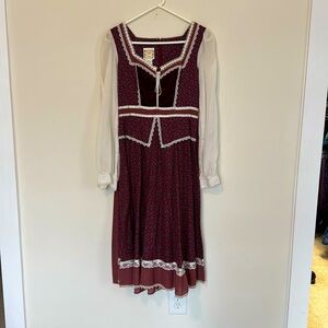 VINTAGE 70s Gunne Sax dress Size  11 Milkmaid style
Back zipper 
Waist tie